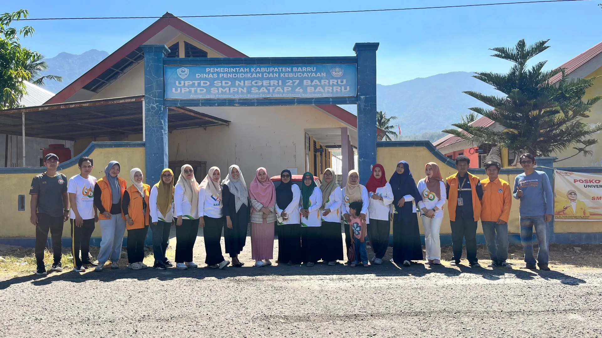 Foto bersama di halaman sekolah.