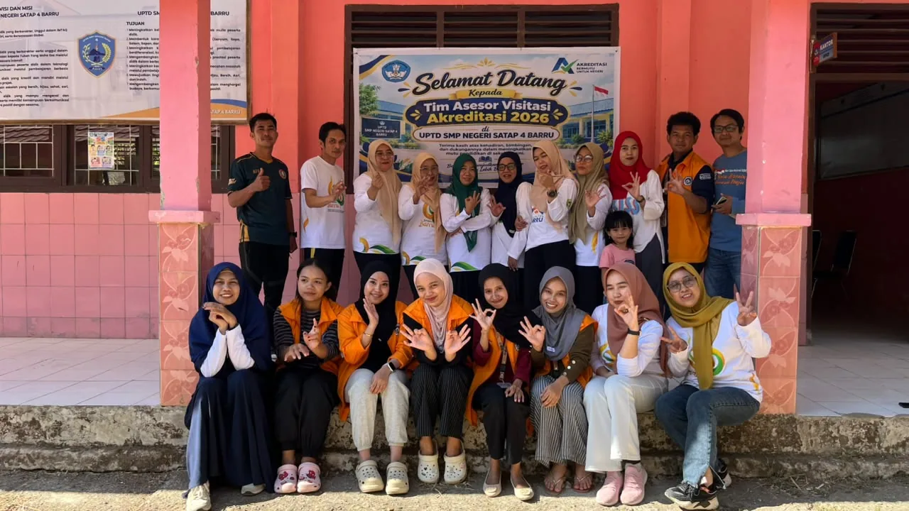 Foto bersama dalam rangka penyambutan tim visitasi.