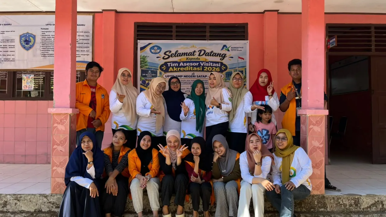 Kebersamaan warga sekolah pada kegiatan akreditasi.