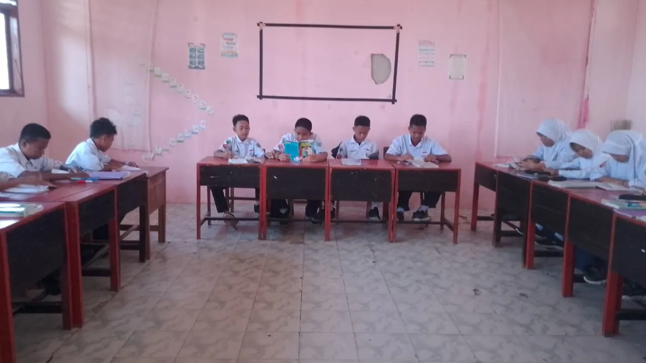 Siswa membaca dan menulis dalam kegiatan literasi.