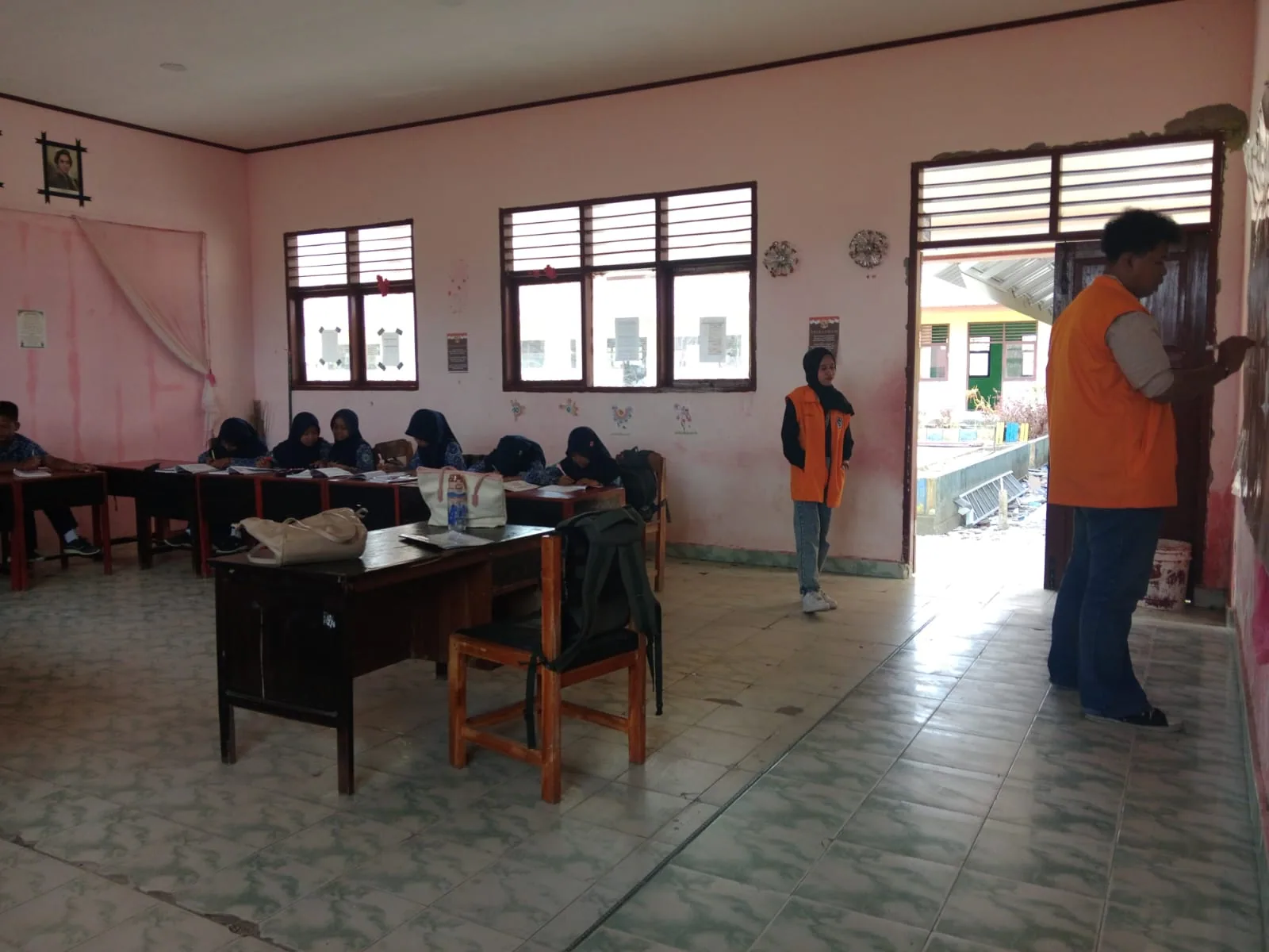 Suasana pembelajaran di ruang kelas.