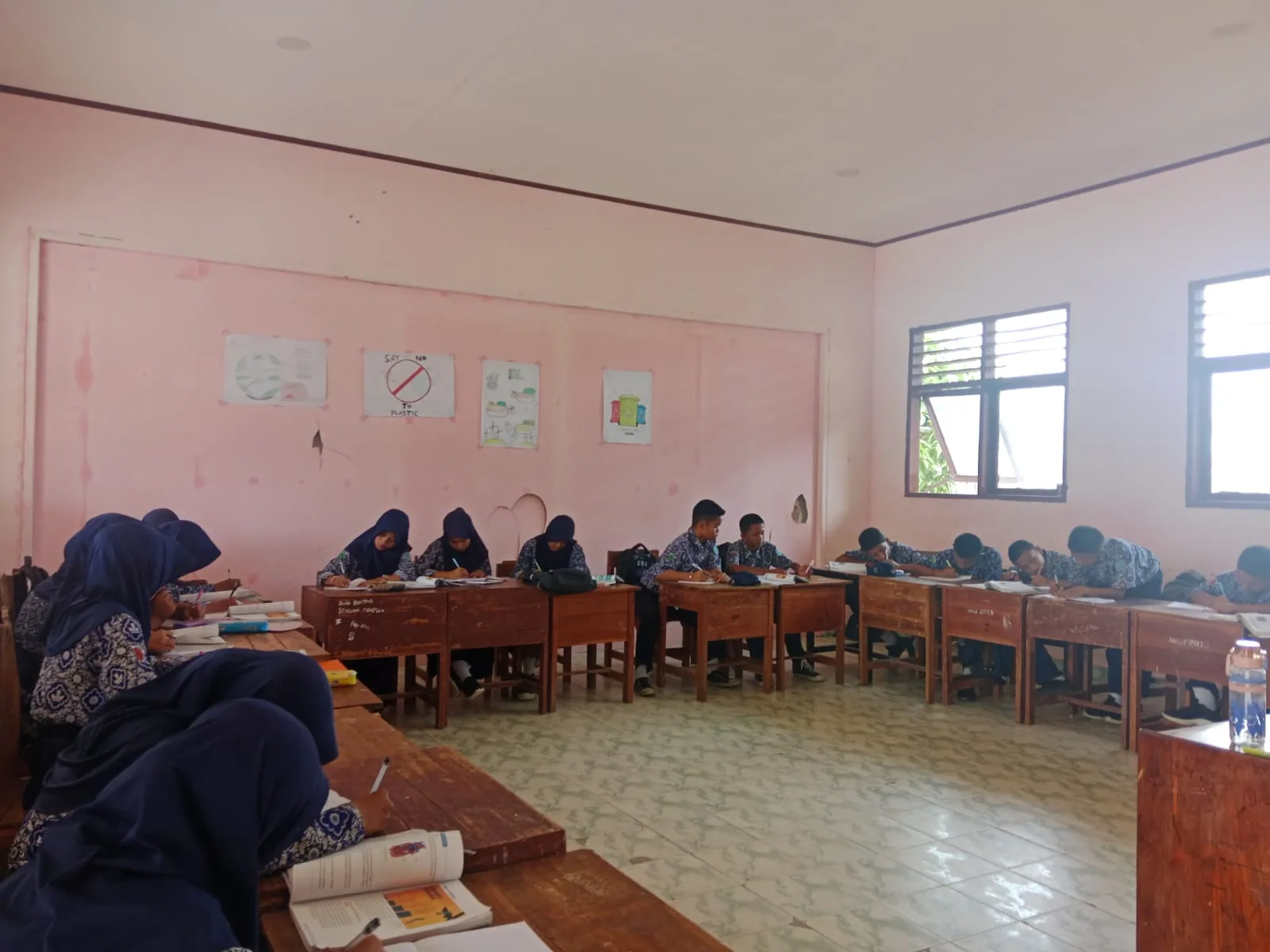 Siswa mengikuti pelajaran dengan bimbingan guru.